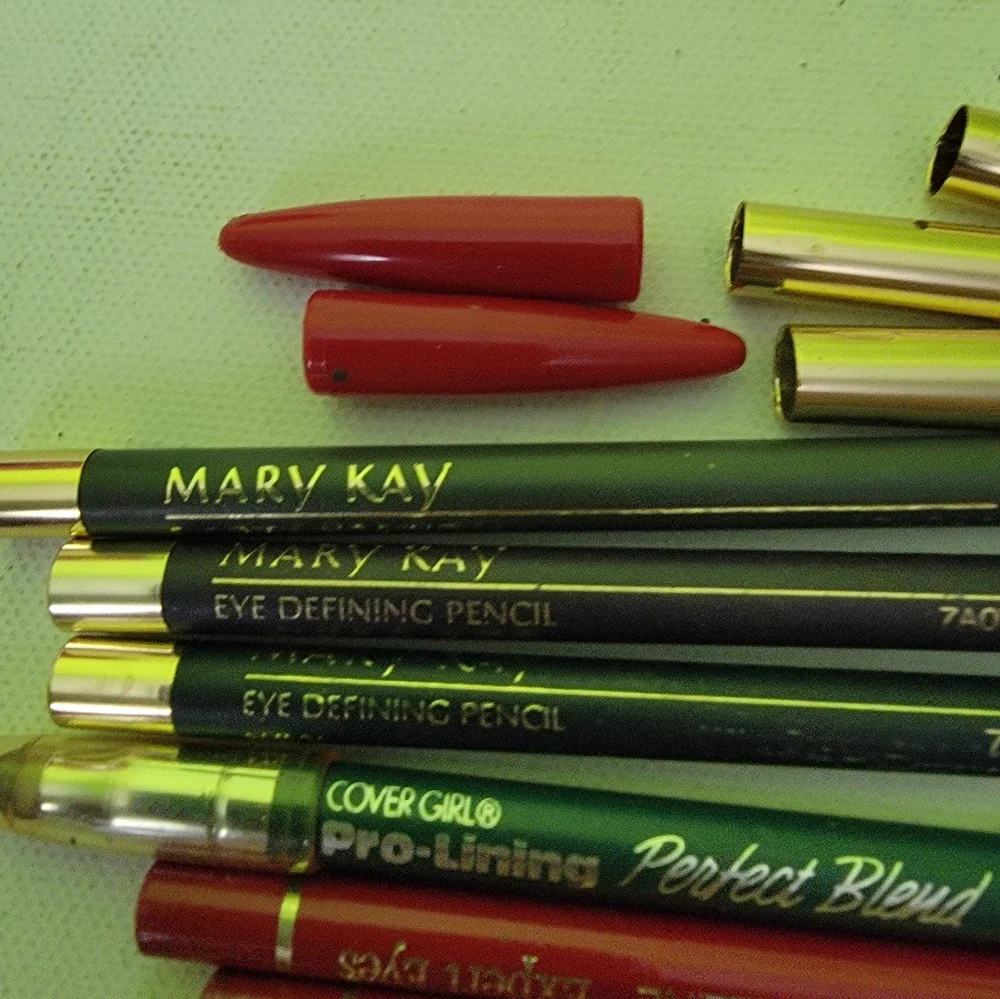 Lot of 10 eye shadow‎ eye liners Maybelline Avon and Mary kay